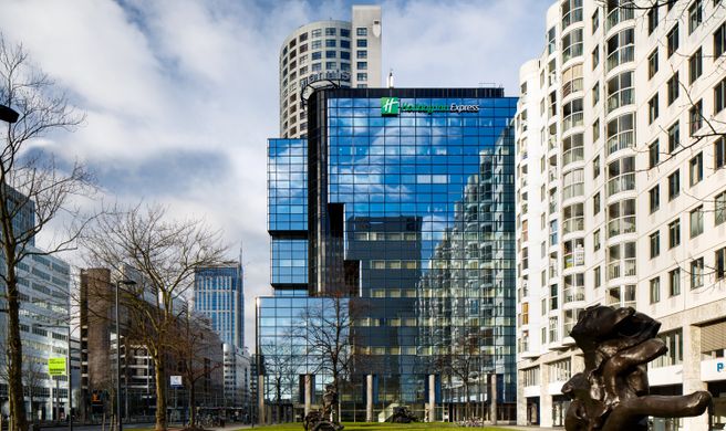 Holiday Inn Express - Central Station Exterior