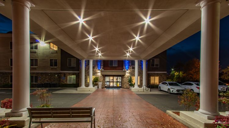 Holiday Inn Express Hotel & Suites Exterior