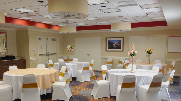 Holiday Inn Express & Suites Meeting