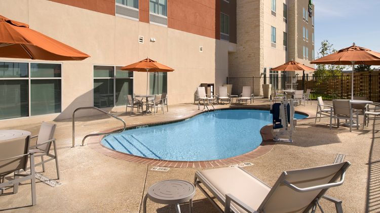 Holiday Inn Express/Suites Windcrest Pool