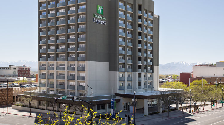 Holiday Inn Express & Suites Airport Exterior