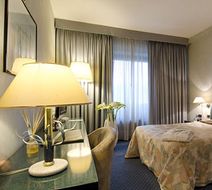 De la Ville Hotel Room