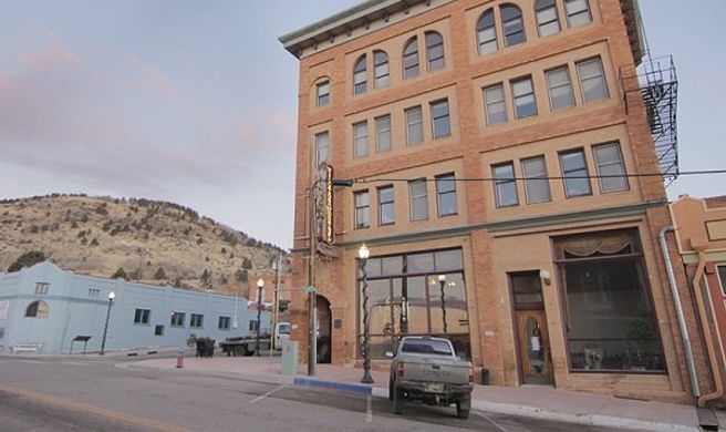 Victor Hotel Exterior