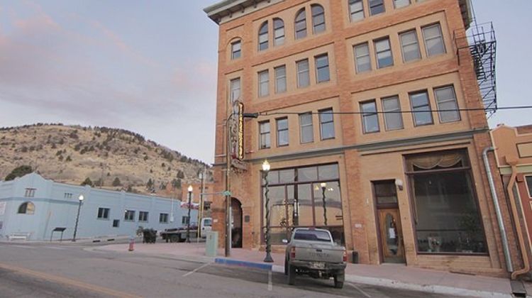 Victor Hotel Exterior