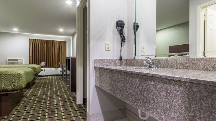 Scottish Inn & Suites Tomball Room
