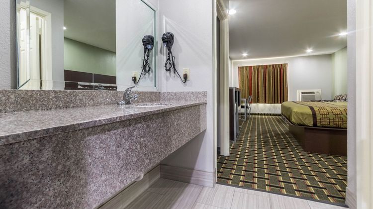 Scottish Inn & Suites Tomball Room