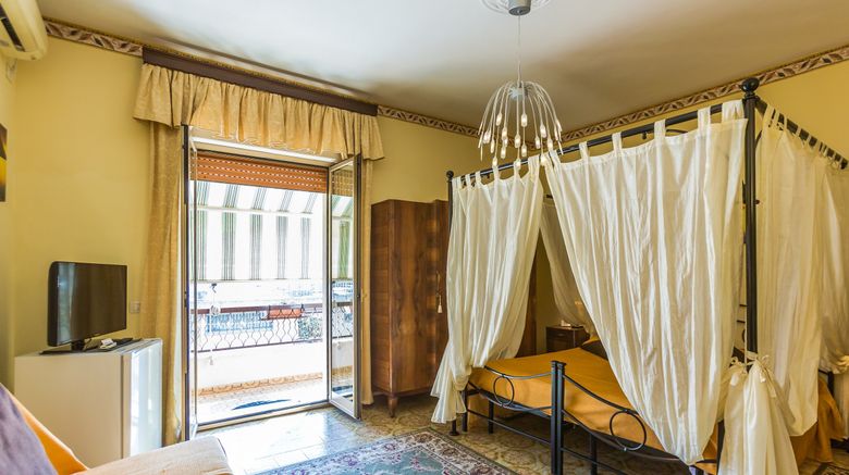 <b>Tarchon Luxury  B&B Room</b>. Images powered by <a href="https://www.leonardoworldwide.com/" title="Leonardo Worldwide" target="_blank">Leonardo</a>.