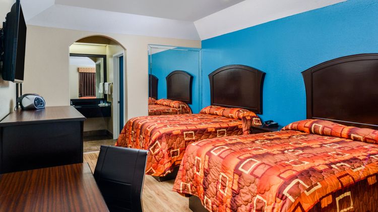 Scottish Inns & Suites Room