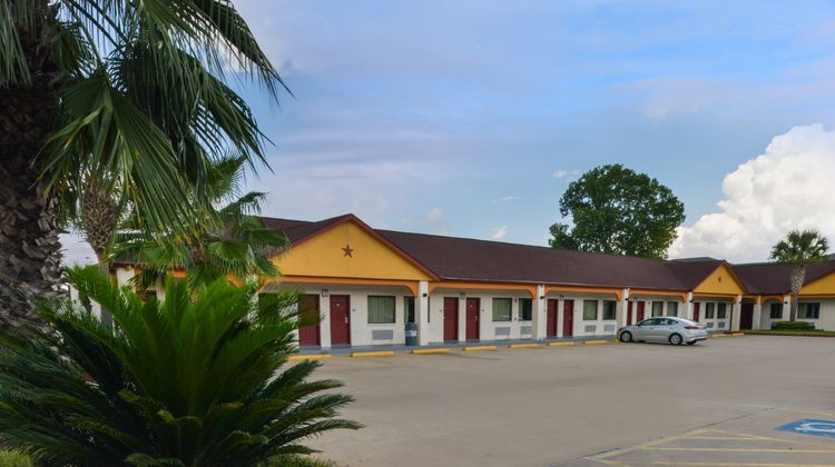 Scottish Inns & Suites Exterior