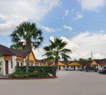 Scottish Inns & Suites Exterior