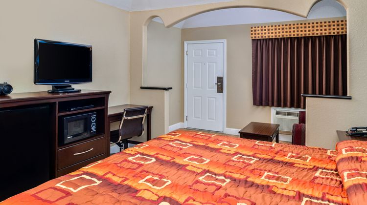 Scottish Inns & Suites Room