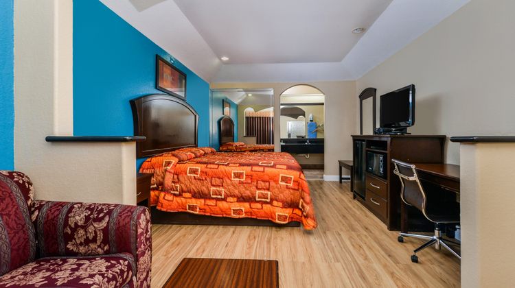 Scottish Inns & Suites Room