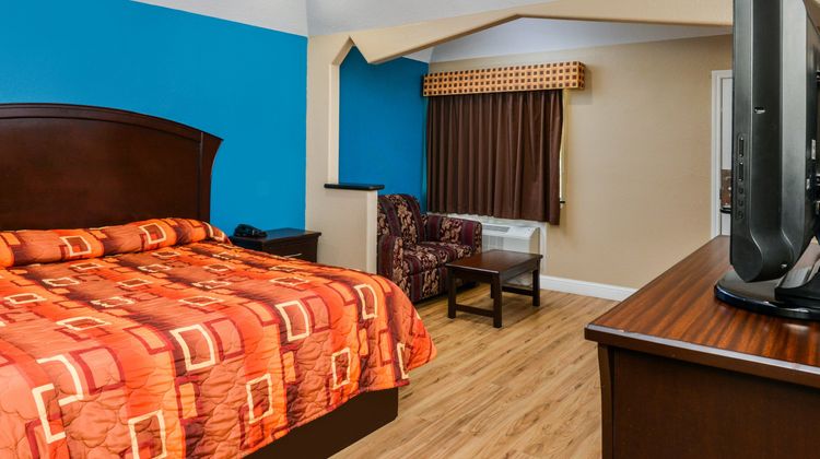 Scottish Inns & Suites Room