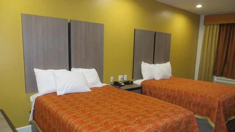 Scottish Inns & Suites Room