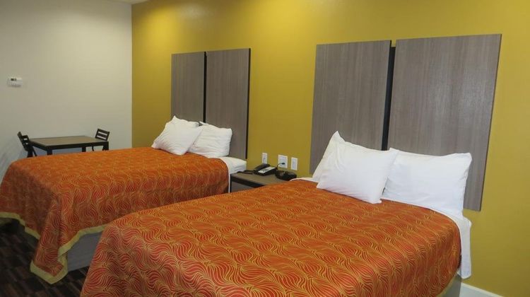 Scottish Inns & Suites Room