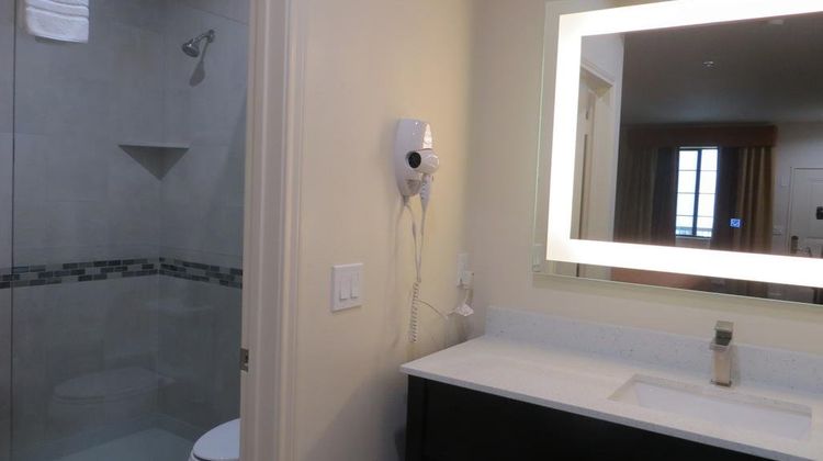 Scottish Inns & Suites Room
