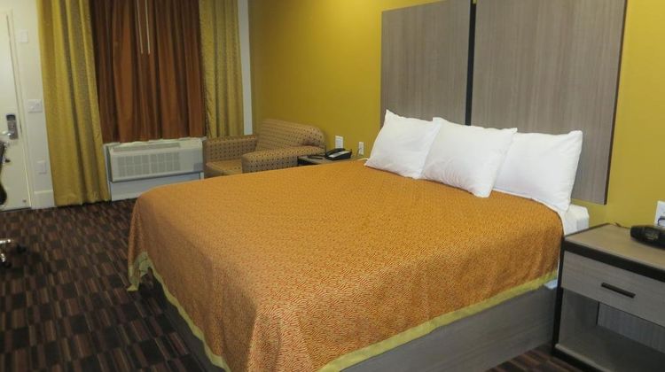 Scottish Inns & Suites Room