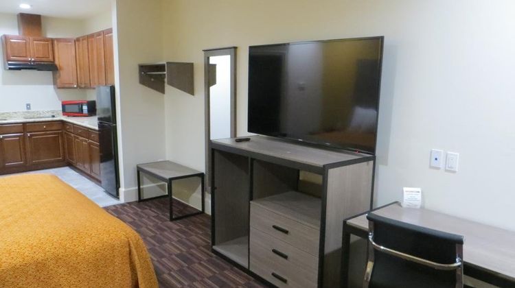 Scottish Inns & Suites Room