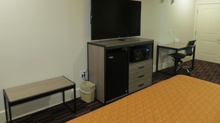 Scottish Inns & Suites Room