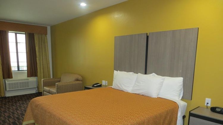 Scottish Inns & Suites Room