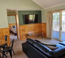 Golden Heritage Motor Inn & Cottages Room