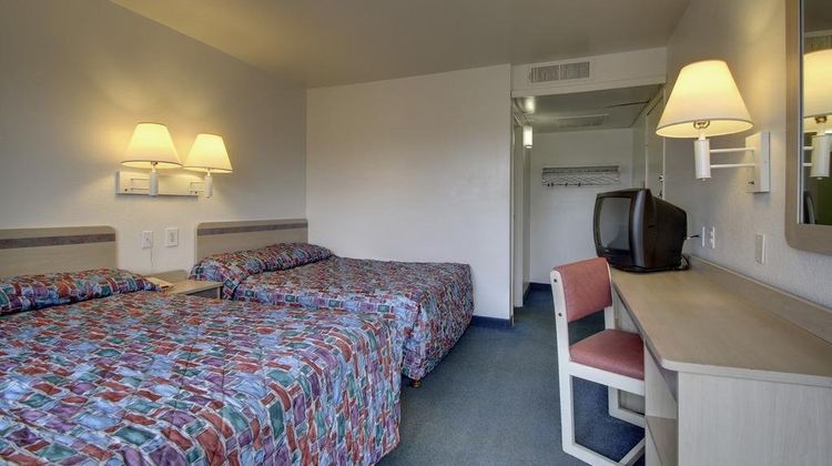 Red Carpet Inn Louisville North Room