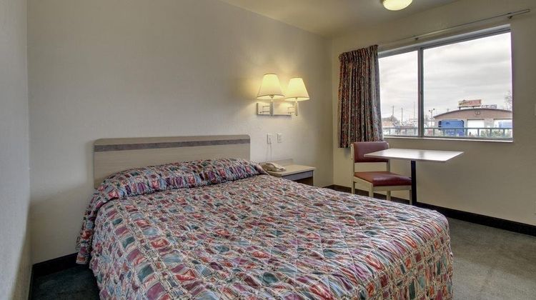 Red Carpet Inn Louisville North Room
