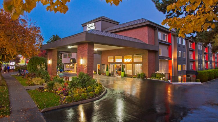 Silver Cloud Inn University Exterior