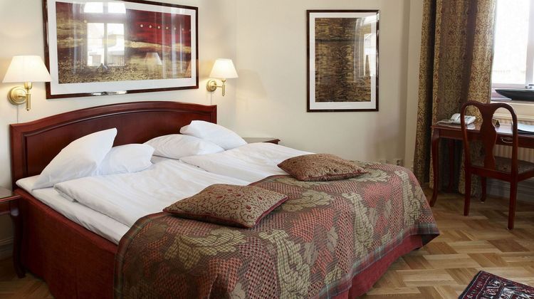 Royal Hotel Room