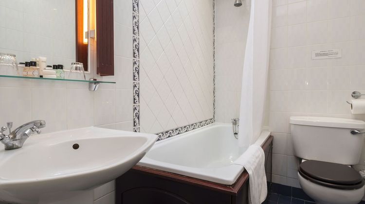 London Lodge Hotel Room