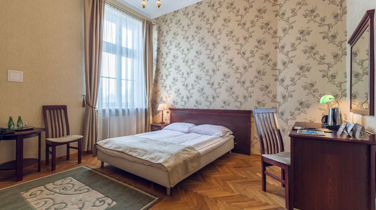 Royal Hotel Room