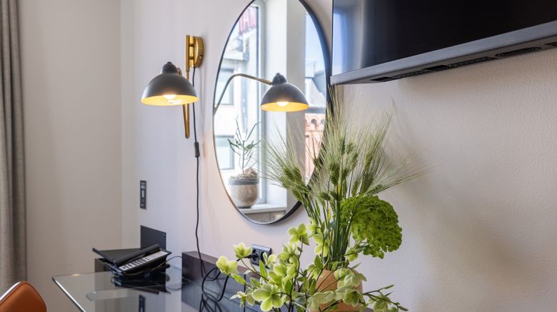 <b>The Square Room</b>. Images powered by <a href="https://www.leonardoworldwide.com/" title="Leonardo Worldwide" target="_blank">Leonardo</a>.
