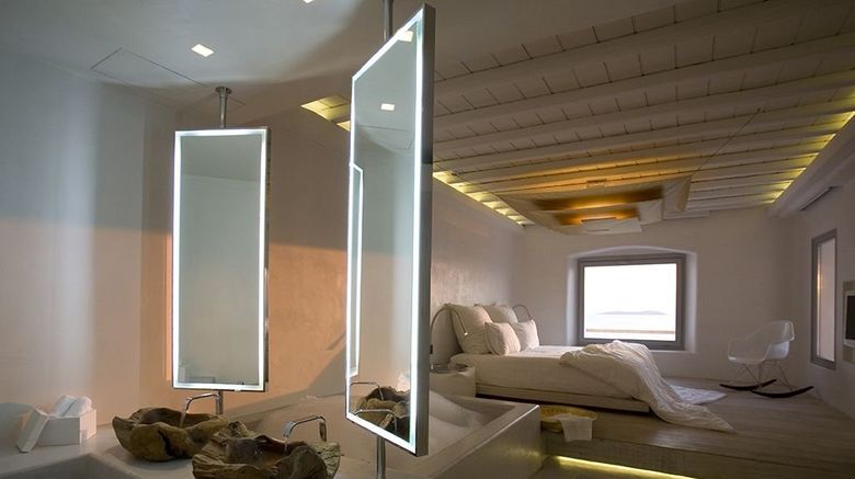 <b>Cavo Tagoo Room</b>. Images powered by <a href="https://www.leonardoworldwide.com/" title="Leonardo Worldwide" target="_blank">Leonardo</a>.