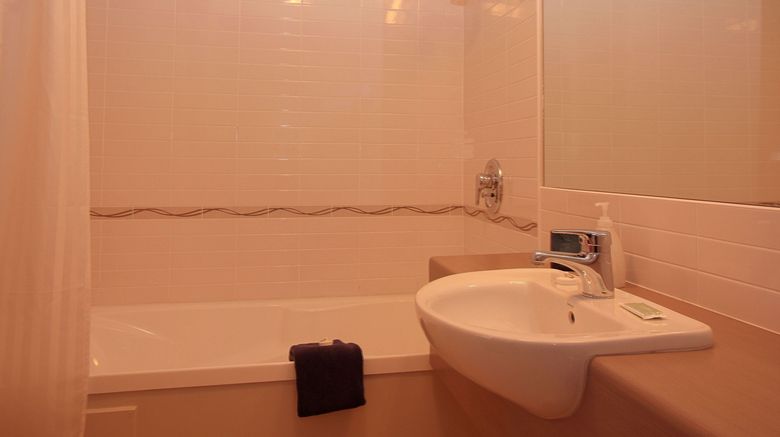 <b>Cranford Oak Motel Room</b>. Images powered by <a href="https://www.leonardoworldwide.com/" title="Leonardo Worldwide" target="_blank">Leonardo</a>.