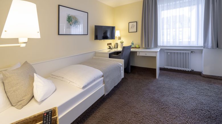 <b>Hotel Deutscher Hof Room</b>. Images powered by <a href="https://www.leonardoworldwide.com/" title="Leonardo Worldwide" target="_blank">Leonardo</a>.