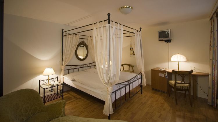 Roter Turm/Tour Rouge Hotel Room