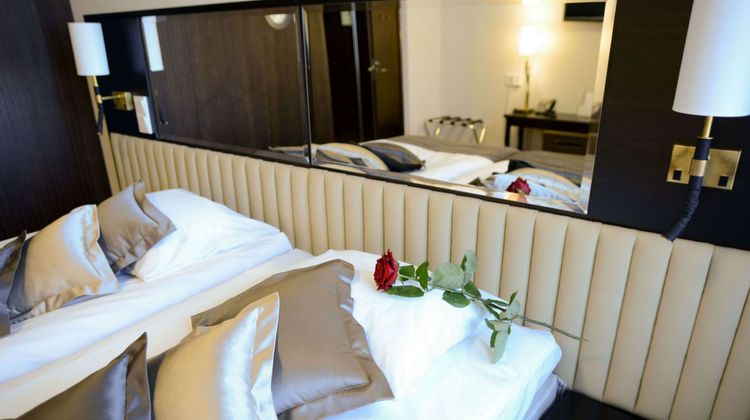 Hotel Red and Green Room
