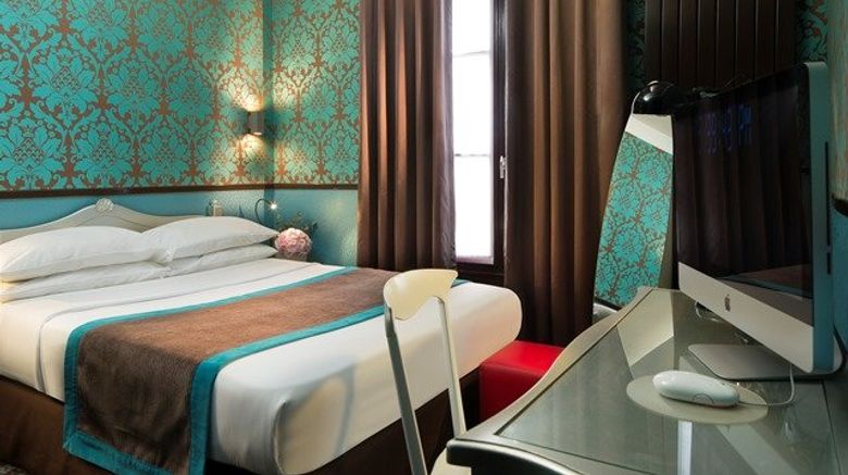 <b>Hotel de La Couronne Room</b>. Images powered by <a href="https://www.leonardoworldwide.com/" title="Leonardo Worldwide" target="_blank">Leonardo</a>.