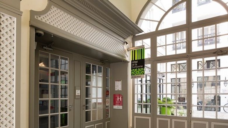 <b>Hotel de La Couronne Exterior</b>. Images powered by <a href="https://www.leonardoworldwide.com/" title="Leonardo Worldwide" target="_blank">Leonardo</a>.