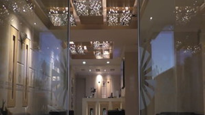 6 Reasons To Use Ceiling Mirrors In A Hotel Lobby