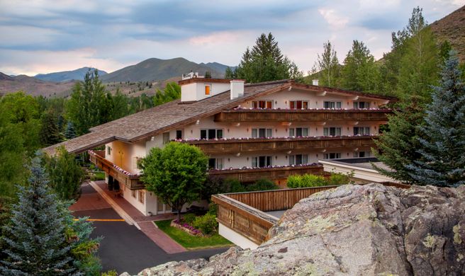 Knob Hill Inn Exterior