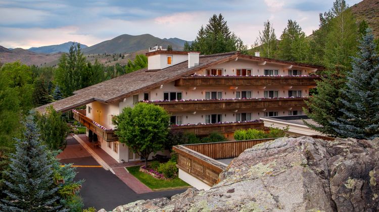 Knob Hill Inn Exterior