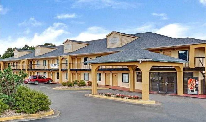 Red Carpet Inn & Suites Newnan Exterior