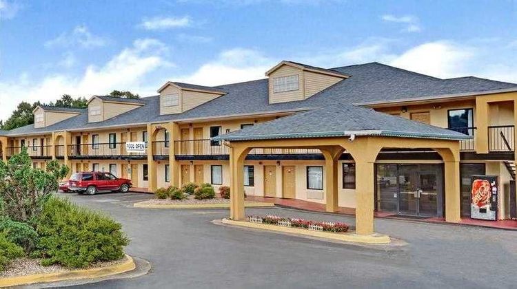 Red Carpet Inn & Suites Newnan Exterior