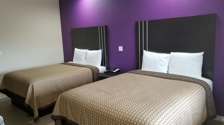 Scottish Inns & Suites Room