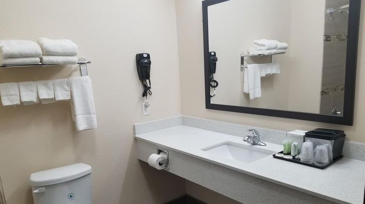 Scottish Inns & Suites Room