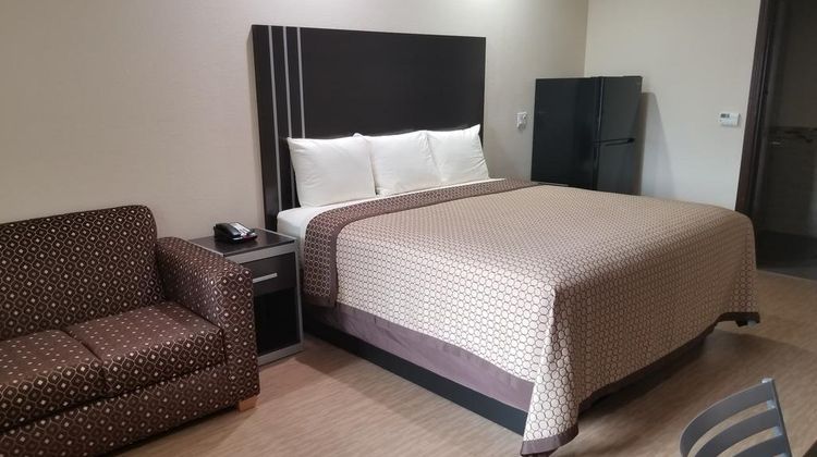 Scottish Inns & Suites Room