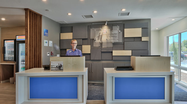 Holiday Inn Express & Suites Roswell Lobby