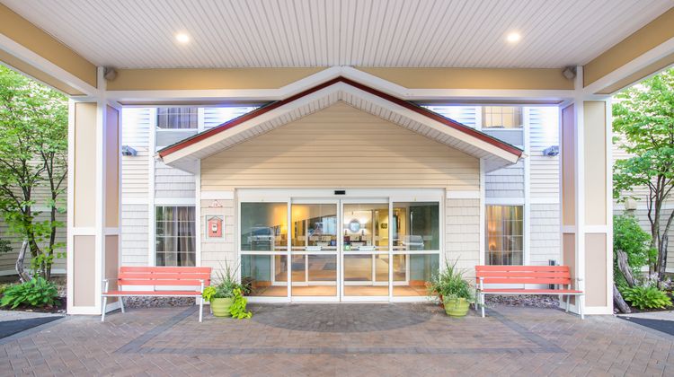 Holiday Inn Express & Suites Brattleboro Exterior