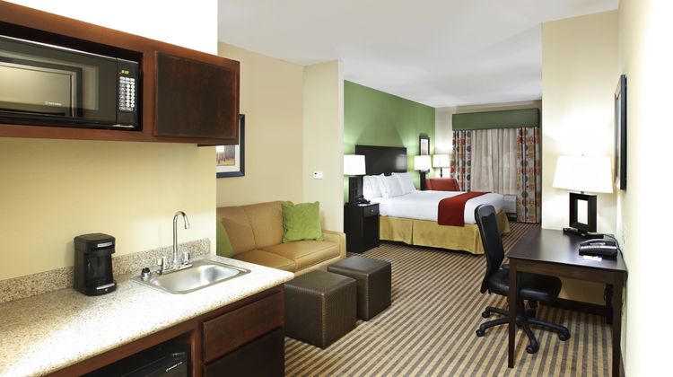 Holiday Inn Express Hotel & Sts Maumelle Suite